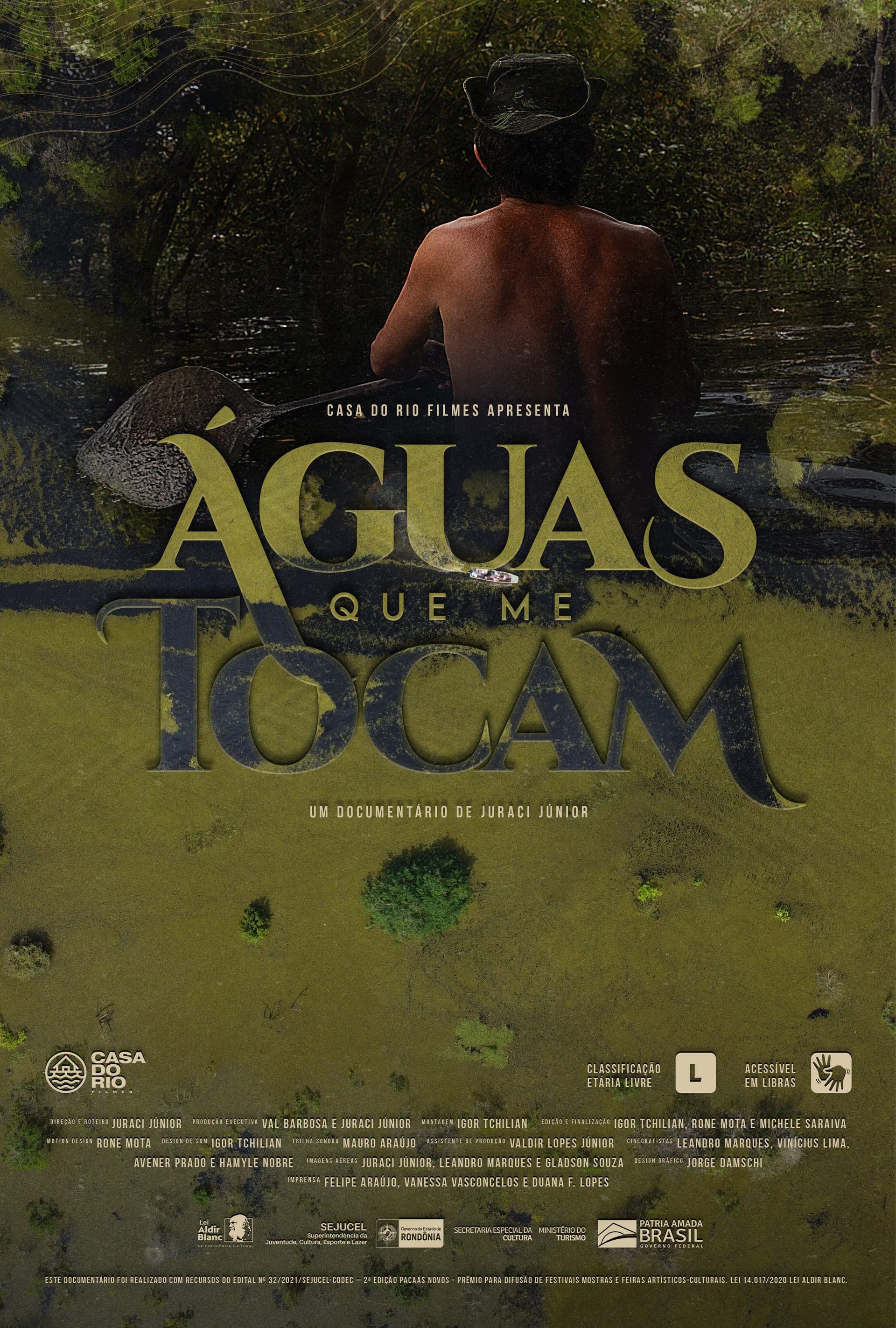 Cartaz de Águas Que Me Tocam: homem de costas numa canoa, sobre a vista aérea da várzea.