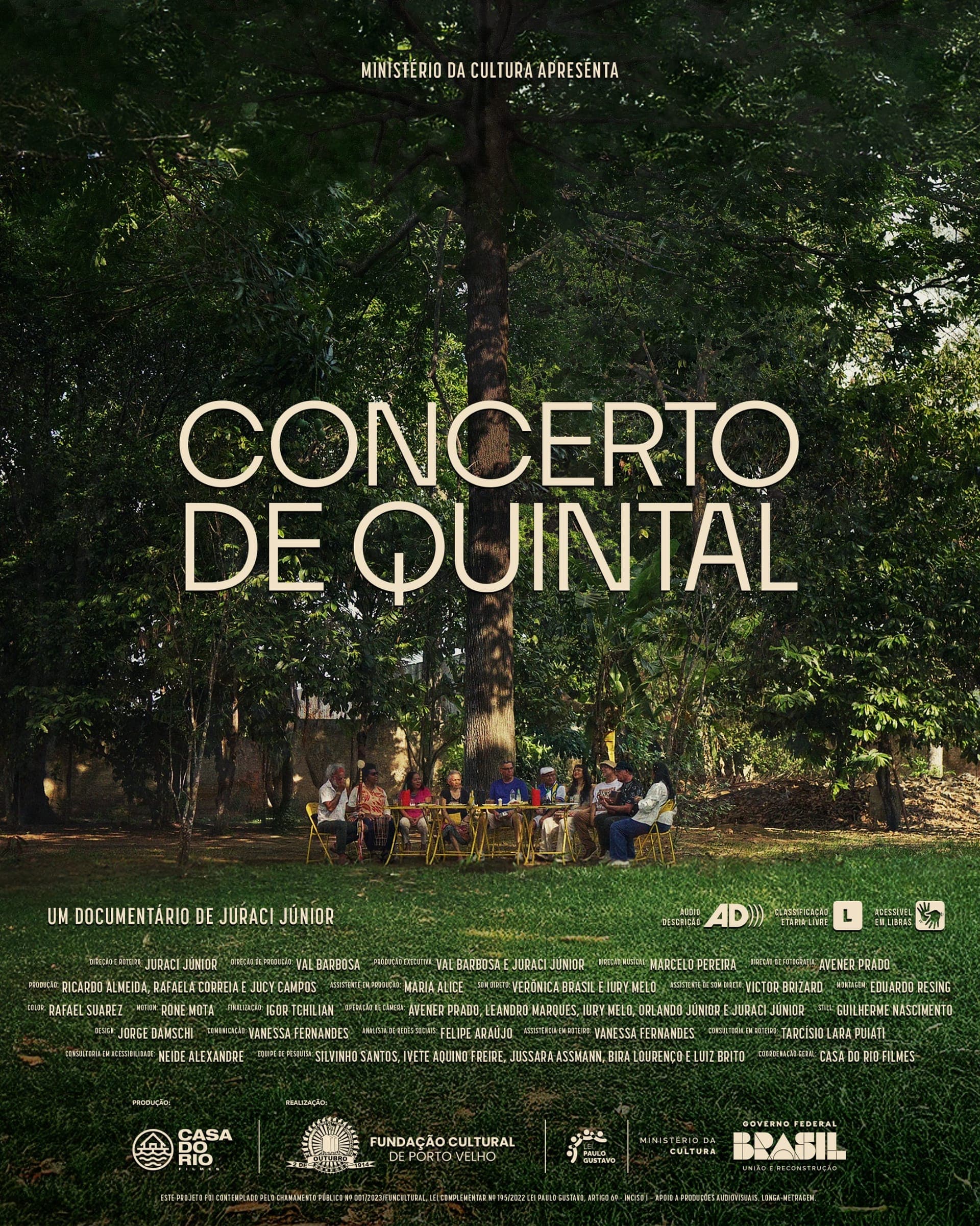 Cartaz de Concerto de Quintal: músicos à mesa sob as árvores de um quintal.