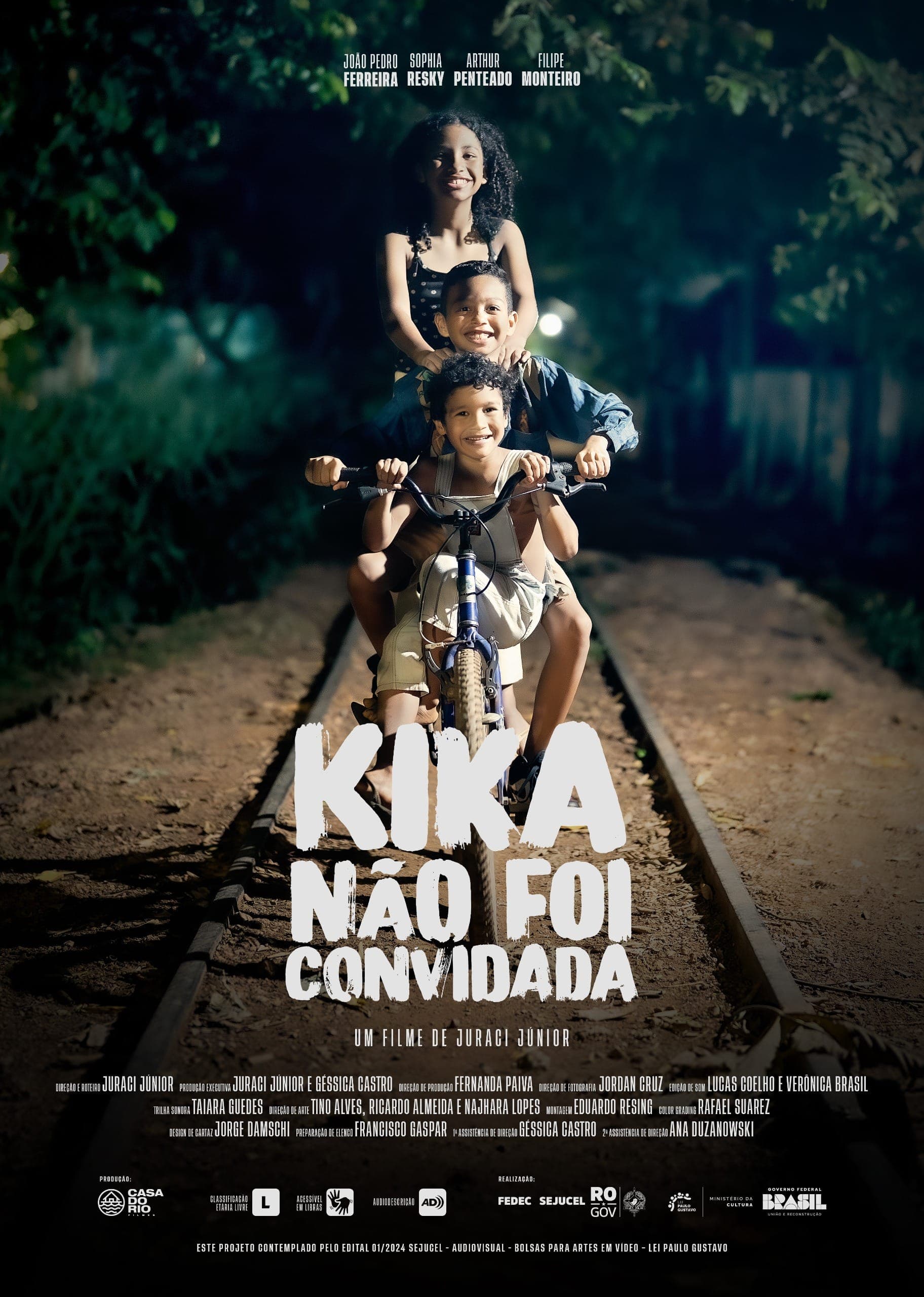 Cartaz de Kika Não Foi Convidada: três crianças numa bicicleta sobre o trilho do trem, à noite.